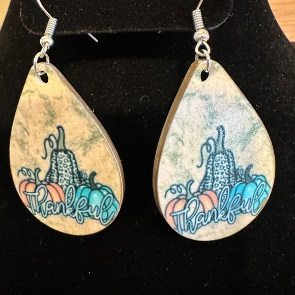 THANKFUL Earrings - NWT - Beautiful pumpkin design -very lightweight🦃 - Picture 4 of 4